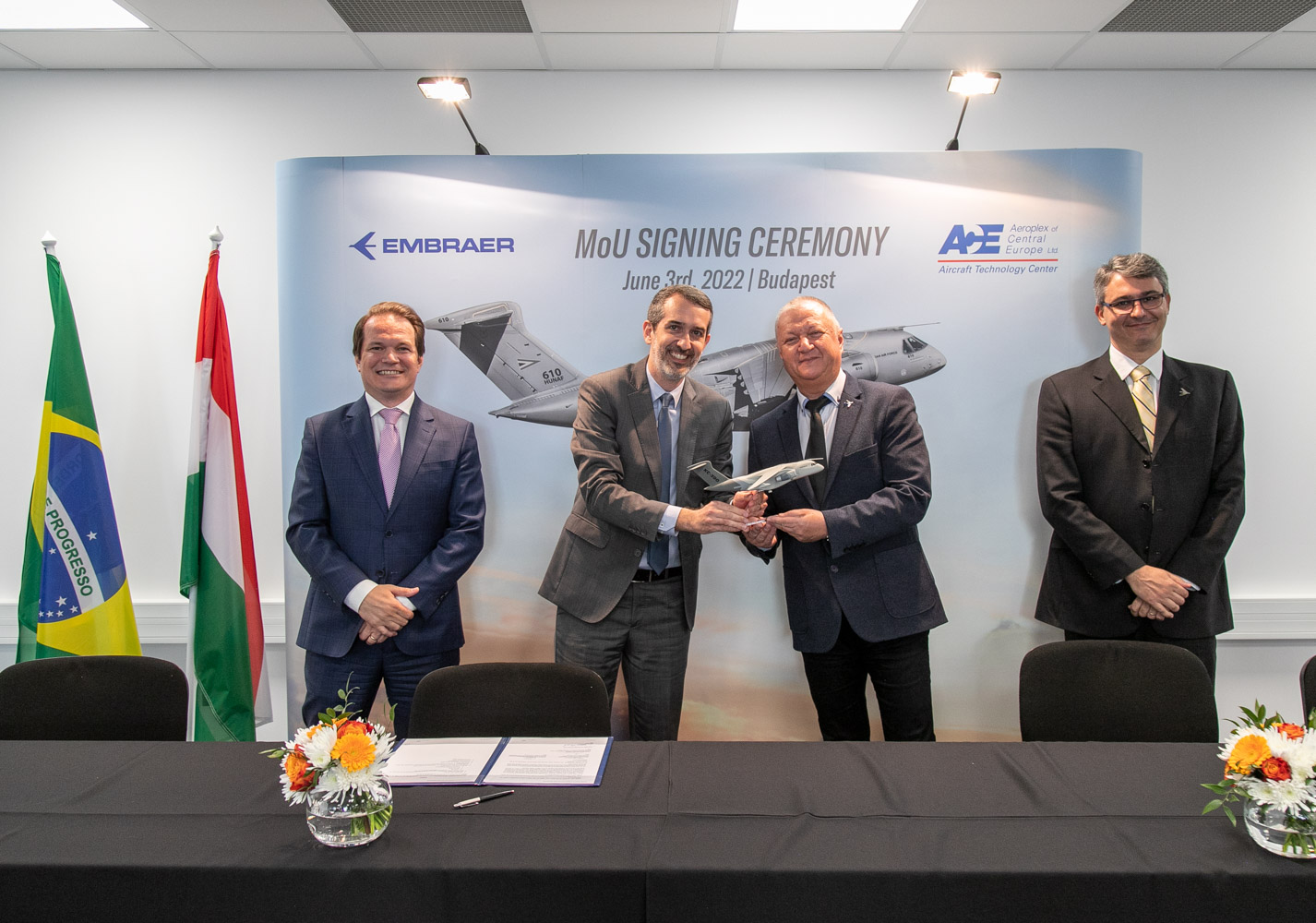 Egyetértési megállapodást írta alá az Embraer és az Aeroplex Kft. a Magyar Honvédség KC-390 Millenium típusú repülőgépeinek karbantartására és üzemeltetésére